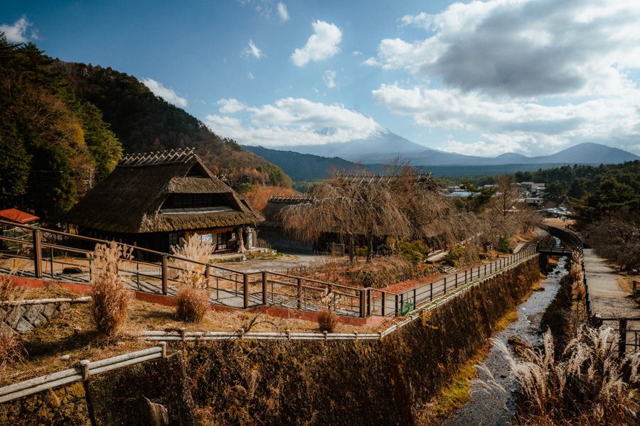 Case gasshō-zukuri sotto un cielo luminoso, Shirakawa-gō